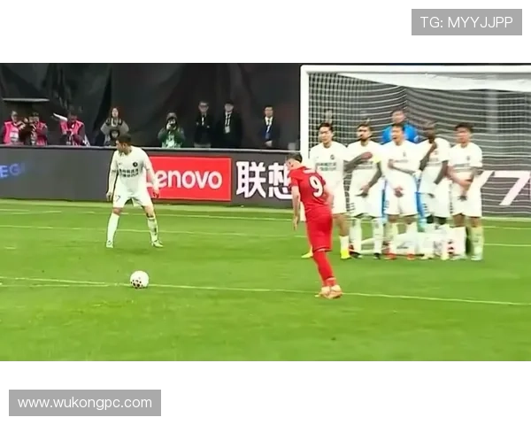 为什么禁区外任意球有时能直接破门,有时却要重罚?