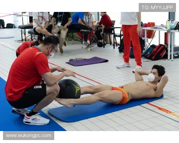 徐嘉余训练完直接去奢侈品店刷卡，柜姐以为他走错片场了