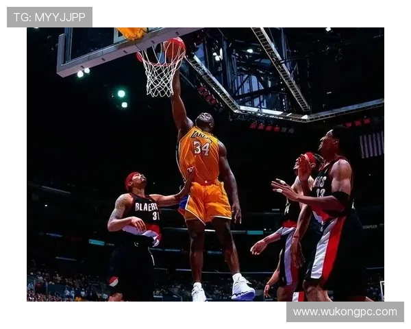 拉希德·华莱士利用无球跑动提升关键回合防守效率显著增强球队内线稳定性